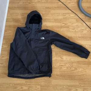 The North Face Jacka - Hej! Jag säljer en nästan helt ny The North Face-Vindjacka i storlek Medium. Det är en vind och vattentät tunn jacka som fungerar lika bra att ha en vanlig dag.  Luvan går att vika in i "kragen" om man inte vill ha den där.  Nypris ligger på 1199kr