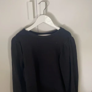 Svart tröja  - Säljer denna tröja med lite volanger på axlarna❤️