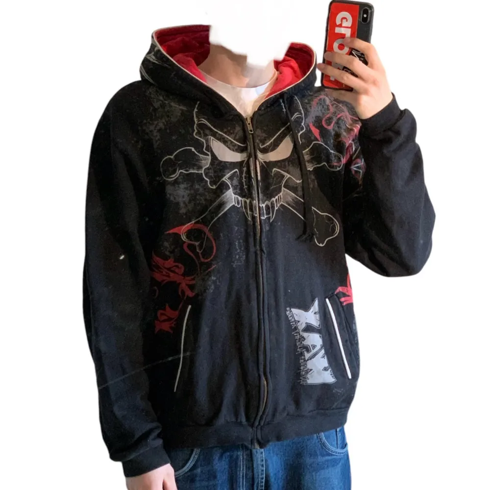 Wax zip up hoodie i storlek L. Jag på bilden är 180 cm. Mått: axelbredd - 54 cm, längd - 62 cm. Skriv för fler bilder och frågor!. Hoodies.