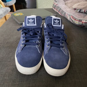 Adidas skor - Såååå fina skor från adidas. Storlek 38 2/3. Endast använda 1 gång så fortsatt mycket fint skick! Skriv privat för mer bilder :)
