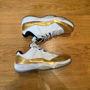 Jordan 11 Retro Low Strlk 9/42.5. Lite använda, kommer med låda. 