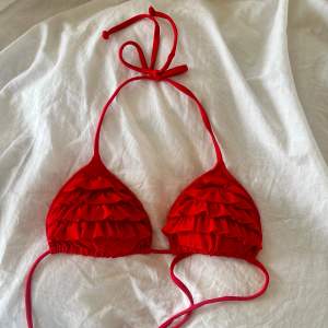 Superfin röd bikini från hollister! Säljer då den tyvärr är för liten, endast testad❣️köpt för 249kr, är i nyskick, skriv för frågor!  