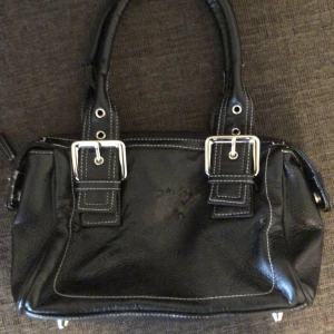 Svart shoulder bag - Svart shoulder bag så fin! Den har tappat lite av tyget men det går att täcka med en patch. Fråga om det finns några frågor 🫶