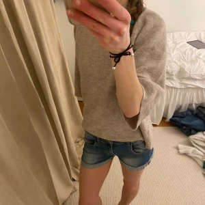 Lågmidjade jeansshorts  - Fina låga jeansshorts💗säljer på grund av att det inte kommit till användning😊skriv om ni vill ha fler bilder på dem så skickar jag det