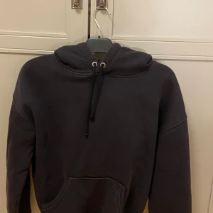 Hoodie  - Snygg svart hoodie ifrån BikBok. Är i bra skick🖤.