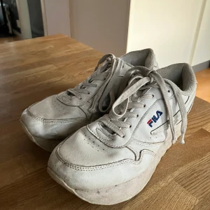 Sneaker Fila Orbit Zappa strl 38 - Fila Orbit Zappa sneaker i läder med lite tjockare gummisula, strl 38. Hela och i bra skick men lite grånade i färgen sådär som vita sneakers blir. 