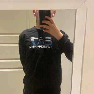 Ea7 sweatshirt  - Säljer min armani sweatshirt  Inget fel på tröjan bara inte min still 