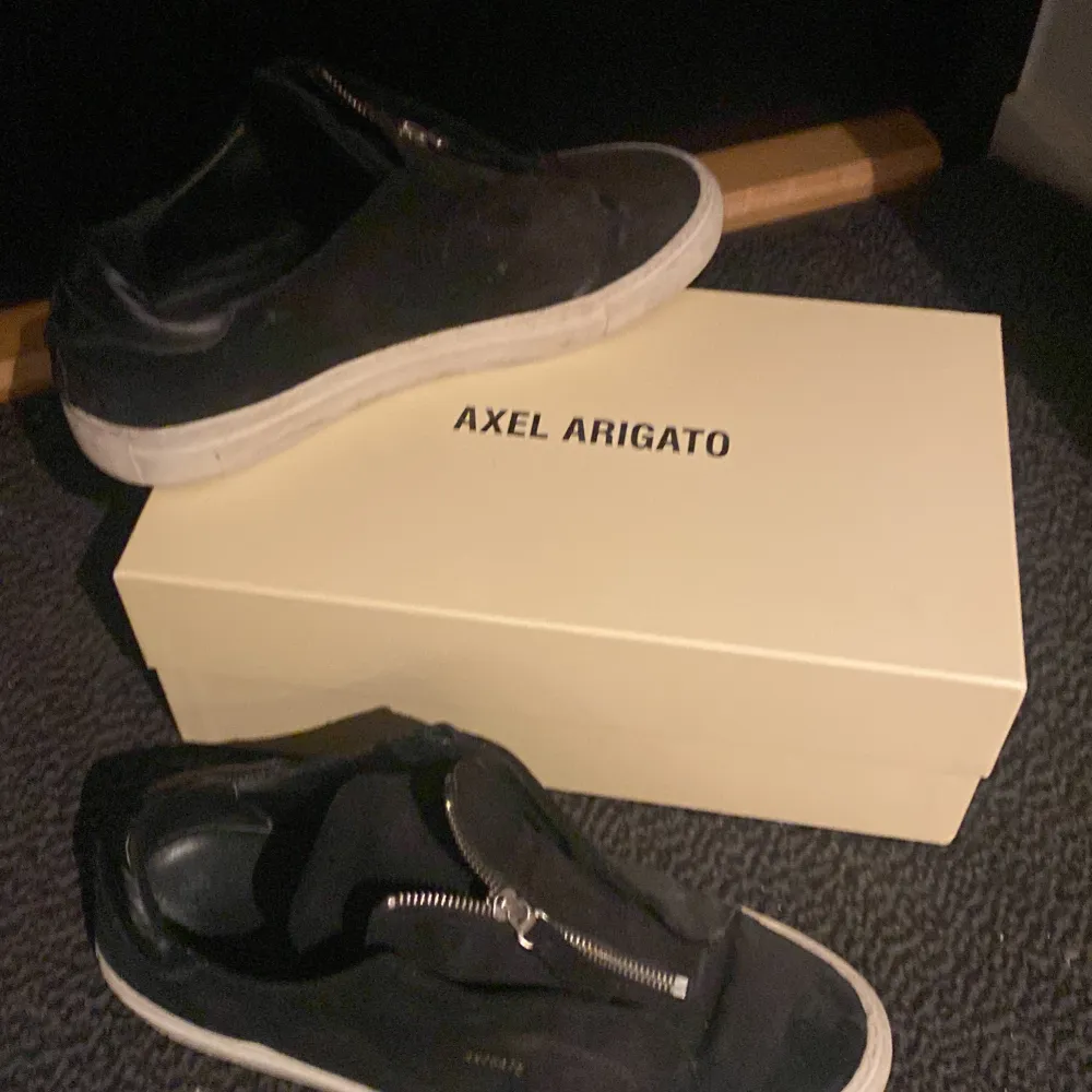 Säljer nu mina Axel Arigato skor i storlek 43/44 då jag inte använder dom längre! Dom är i helt okej skick, lite dammiga då dom stått på hyllan ett tag samt en liten slitning på ena skon. Nypris ungefär 2500. Skor.