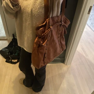 Brun handväska - Brun handväska köpt secondhand. I okej skick. Väldigt rymlig och så snygg! 