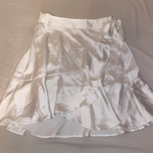 Vit kjol - Storlek: S/M Justerbart knytband i midjan, siden imitation.