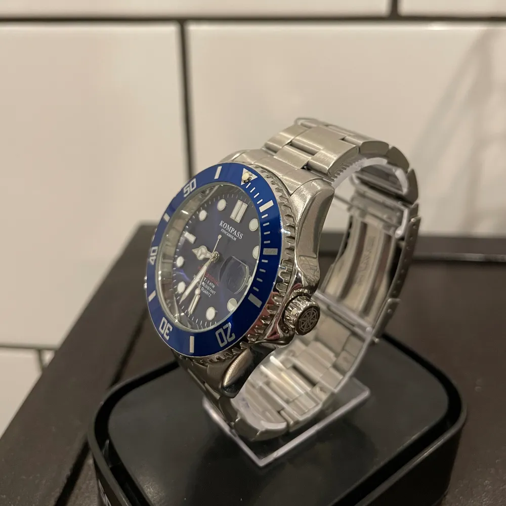 Dykarklocka från Kompass Stockholm, köpt från Prydligt för 1 400 kr förra året, och är knappt använd. Har en annan som jag använder ist.   Jäkligt snyggt blått ur som liknar Rolex Submariner.   Hör av er vid frågor!. Accessoarer.