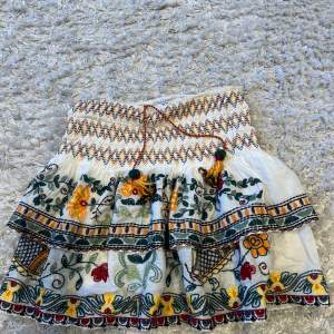 Säljer nu denna snygga kjol som är perfekt till sommaren!!💕💕