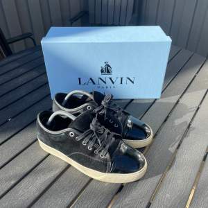 Klassiska och stilrena svarta Lanvin med glansig toe. Box och dustbag medföljer. Uk6 sitter i detta fall 42. Retail: 4500kr. Allt gott, mvh W