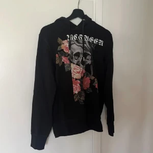 Alexander Mcqueen Hoodie - Säljer min feta alexander mcqueen hoodie då den inte längre kommer till användning. Väldigt fint skick, storlek xs passar S. Slutsåld för några år sedan, hojta till för mer bilder/ info.