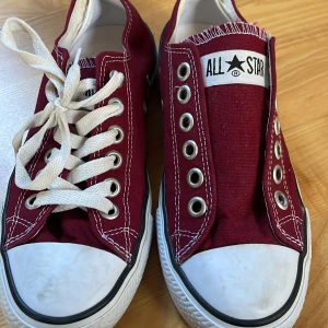 Converse - Ena har inget skosnöre men är i fint skick!!💗