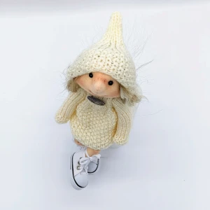 Handmade doll, handgjorda docka  - Föreställ dig en hylla full av ögonblick... nära ögonblick. En hylla som kan fyllas av en terapeutisk lilja - ditt privata paradis, din frid, din känslighet. Föreställ dig en docka för ett nära möte med ditt inre barn.