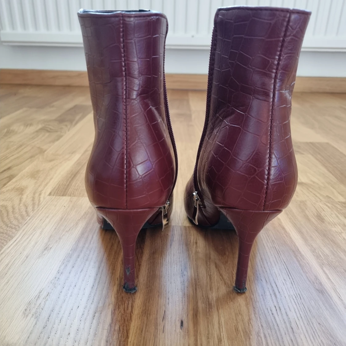 Vinröda ormskinnsklackar - 90