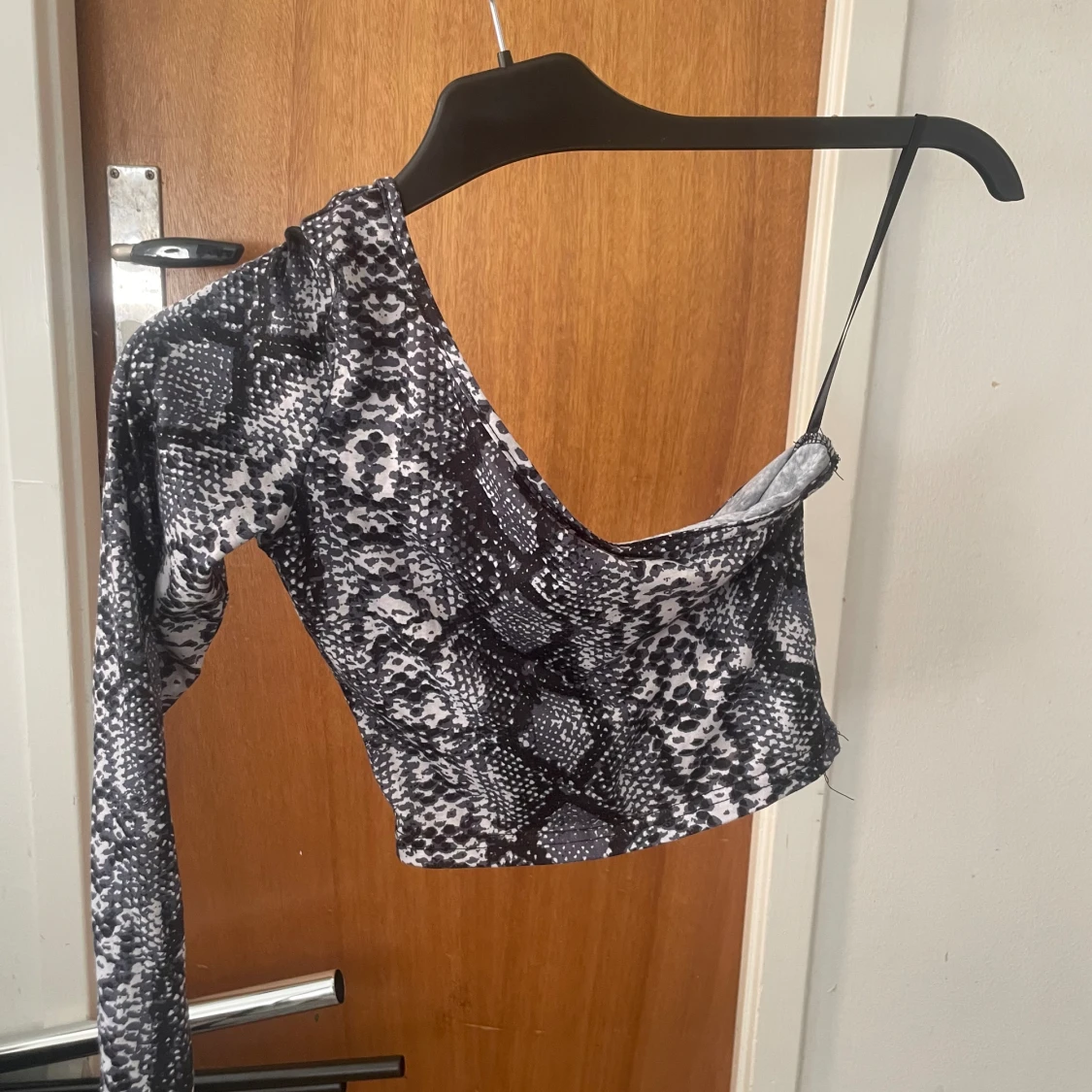 One shoulder top orm mönster