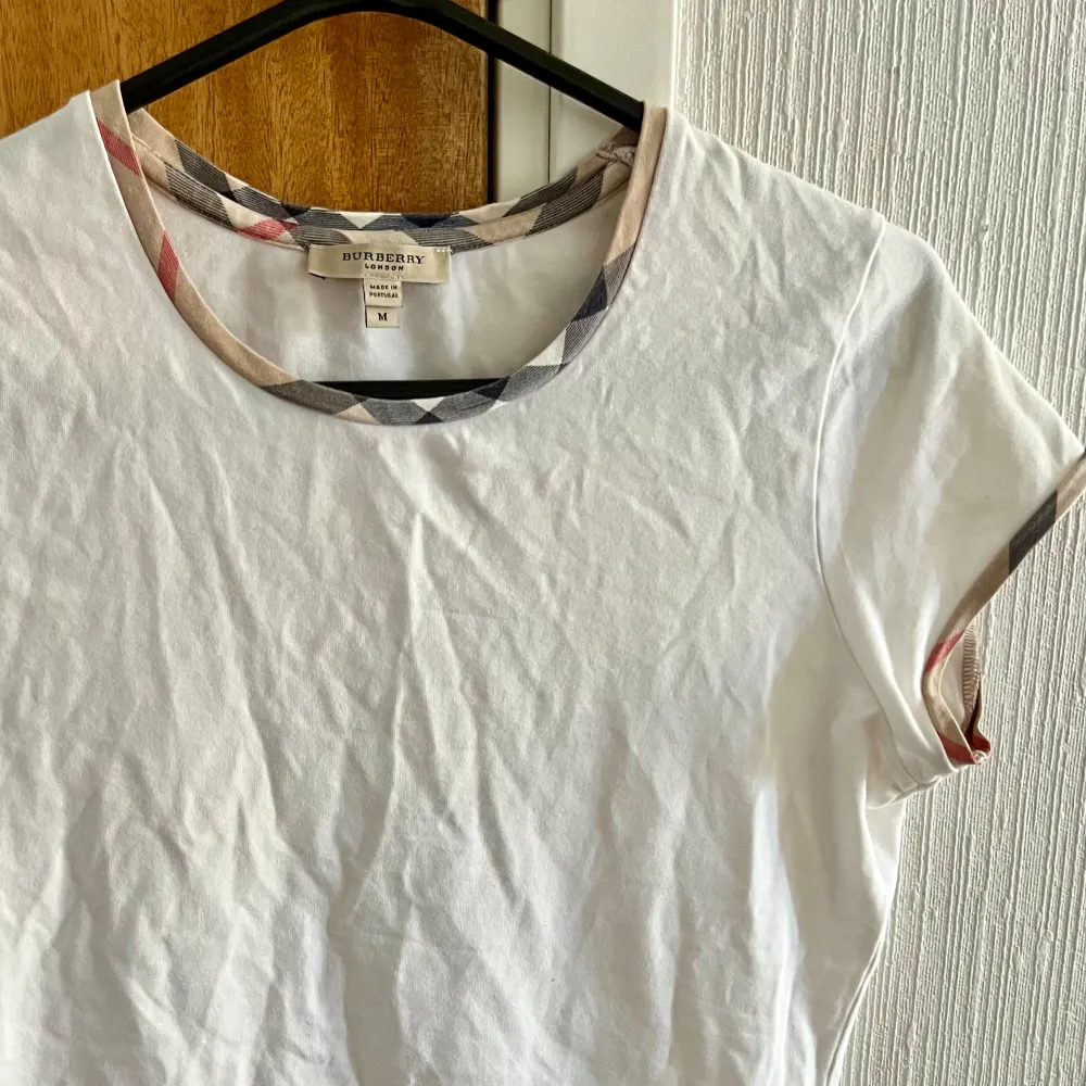 Äkta tight burberry t-shirt i bomull, stretchmaterial. Inköpt i London 2010. Liten i storleken, en M men känn som en S. T-shirts.