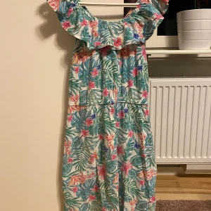 Klänning - Märkt som 146/152. Tycker dock att den är liten i storleken.  Jag är väldigt mån om mina köpare. Skulle du vara missnöjd med ditt köp så ta gärna kontakt med mig innan dåligt omdöme, så har jag en chans att rätta till det!