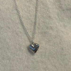 Hjärt halsband  - Säljer detta as snygga hjärt halsband i SILVER🩶 (finns i GULD⭐️) 79kr st❤️ frakt 25kr💘