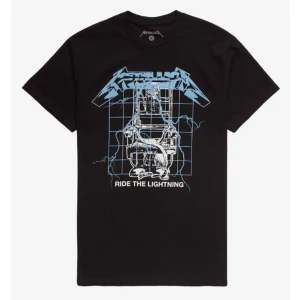 Metallica tröja - Säljer min Metallica ride the lightning tröja som är ifrån Hottopic för den inte kommer till användning längre. jätte bra skick! 💕köpt för 227kr 