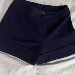 Ett par marinblå vintage shorts som är använda ett fåtal gånger 
