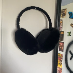 Öronmuffar  - Inga stitage elr vidare. Ingen aning vart dom är ifrån men gissar H&M. 10kr