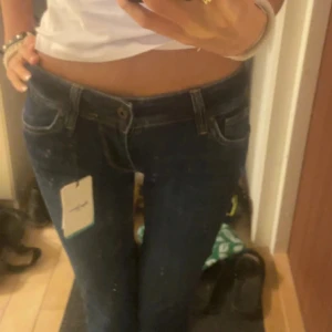 Pepe jeans bootcut low w - De står att de är mid men de sitter som low!💗 Aldrig använt och har alla lappar kvar. Har även en design på fickorna. Nypris:1200kr. Mitt pris: 500kr (kan även gå ner i pris)