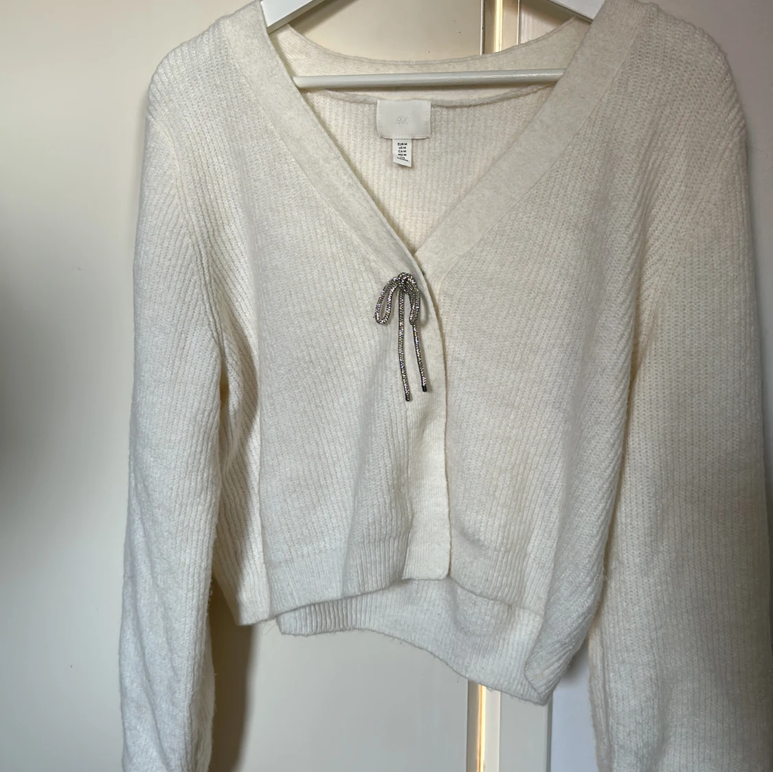 Stickad kofta med glitter detalj - 90