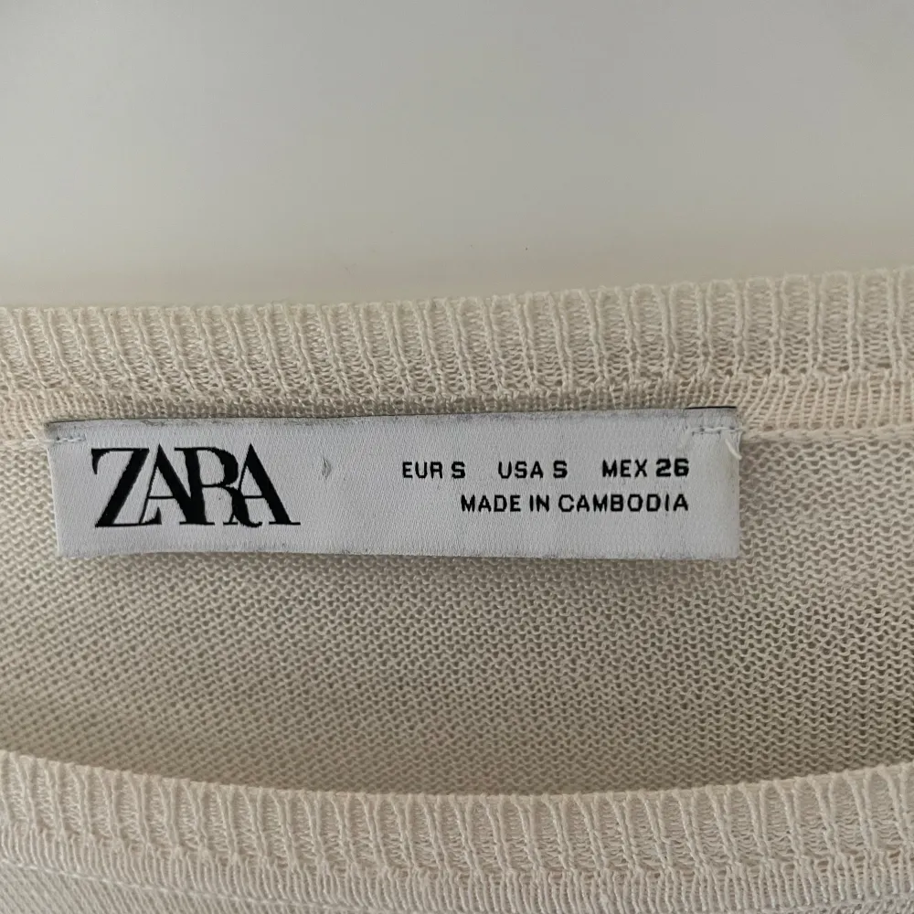 Jättefin randig tun-sticksd tröja från Zara. I väldigt fint skick😍 Frakt tillkommer . Tröjor & Koftor.