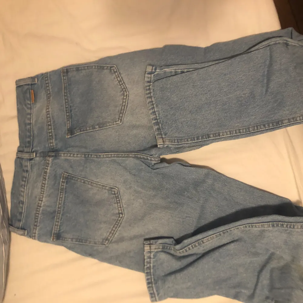 Hej säljer dessa snygga jeans då dom har blivit för små för mig hör av dig vid frågor😃. Jeans & Byxor.