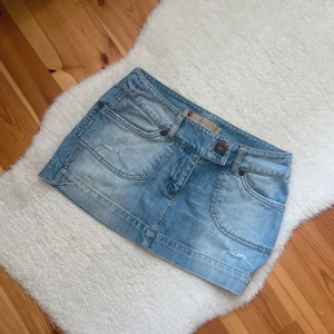 jeanskjol - En lågmidjad jeanskjol i jättebra skick, midja = 36 cm