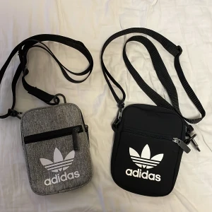 S - Säljer två adidas väskor som inte kommit till användning 