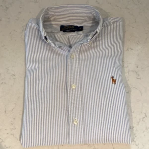 Ralph Lauren Skjorta  - Säljer nu denna asfeta Ralph Lauren skjorta i ett gott skick! Storleken är S men kan passa bra som M med! Nypris ligger på ca 1600kr❌ mitt pris endast 499kr✅ Hör av dig vid minsta lilla fundering!! 😊🙂
