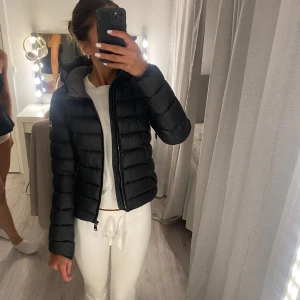 Colmar jacka - I bra skick. Den är i storlek XS. Är äkta och har QR kod