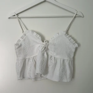 Vit topp - Gullig vit topp med justerbara band. Använd fåtal gånger så i bra skick. 