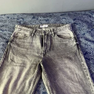 Jeans  - Ett par baggy jeans från Bherska som inte andvänds längre