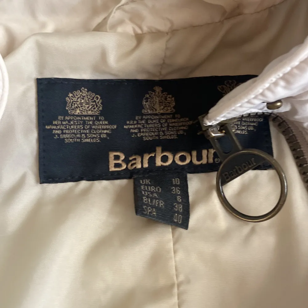 Beige barbour jacka köpt i England. Använd få gånger och är i storlek 36/Small. Bild 1: framsidan  Bild 3: närmre bild på fickorna Bild 4: baksidan . Jackor.