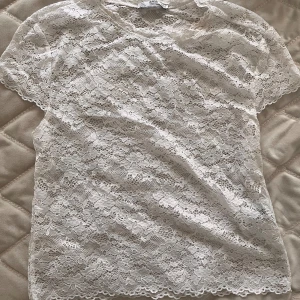 Mesh topp vit  - Meshtopp från Zara köpt för flera år sedan. Säljer en likadan fast i svart också! 