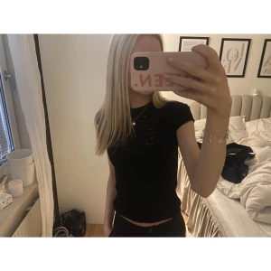 Zara t-shirt - Superfin men säljer då den aldrig kommit till användning! Helt slutsåld på zaras hemsida💕