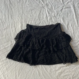 Volangkjol - Bra skick💗mått: midjemått rakt över ca 37 längd 36cm har inga andra bilder!