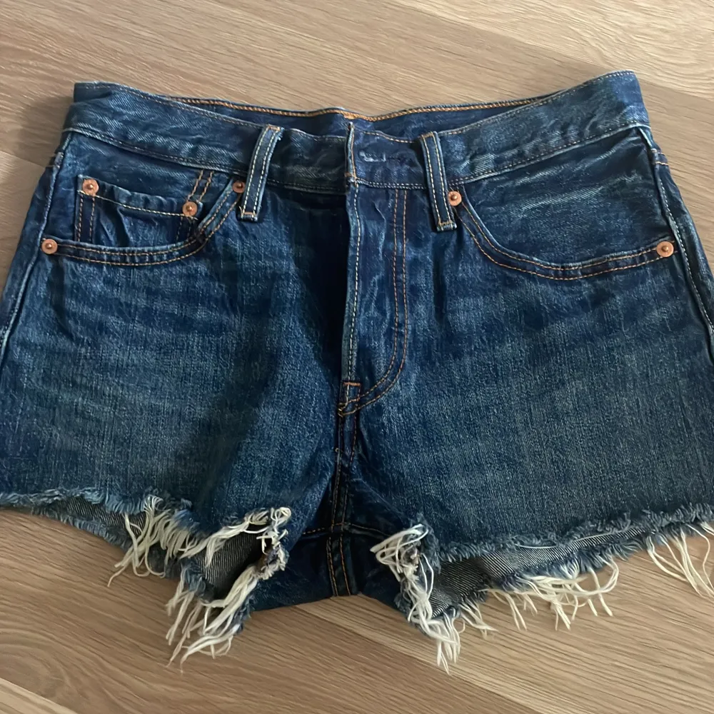 Mörkblåa jeansshorts från Levis, perfekta nu till sommaren 🤍  Knappt använda! . Shorts.