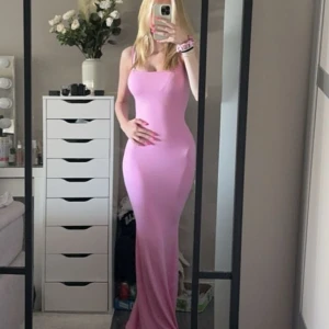 Skims klänning  - Superfin äkta skims klänning i färgen bubblegum! 🩷Färgen är helt slutsåld på hemsidan. aldrig använd men lappen är tyvärr inte kvar. 🫶🏼