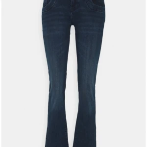 LTB Valerie - Trendiga slutsålda bootcut jeans från LTB i modellen Valerie. Jeansen är i den unika mörkblåa färgen är W25/L32 men passar mig som brukar ha W26/L32. Jeansen är använda men har inga defekter. Köpta för 949kr Säljer pga de ej kommer till användning💕