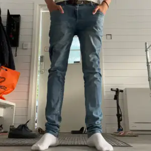 Hej, säljer dessa feta Levis jeans. Skicket på dom är 9/10 förutom en liten skada kp för bild. Modellen på bilden är 174. Storlek på jeansen är 16 år. Modellen på jeansen när skinny taper men sitter slim fit. Kp om ni har några frågor.