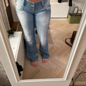 Lågmidjade jeans  - Lågmidjade jeans med lite slitningar, använda men i väldigt bra skick, de saknas dock en knapp men inget som märks 