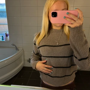Tröja - Randig stickad tröja som är i superbra skick 