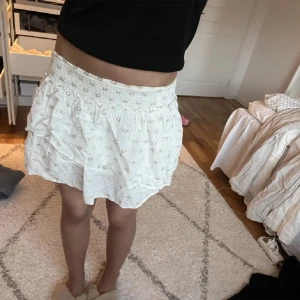 Kjol - Jättesöt kjol från zara i nyskick, skriv för frågor!💕