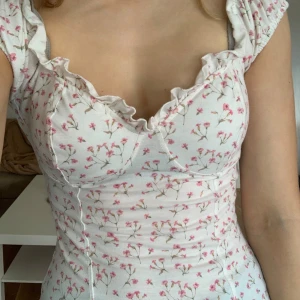 Blommig topp - Söt blommig topp från Nelly. Endast använd ett fåtal gånger!😌🌸